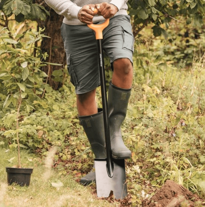 Fiskars Kerti kiegészítők FISKARS Solid Kerek Ásólapát